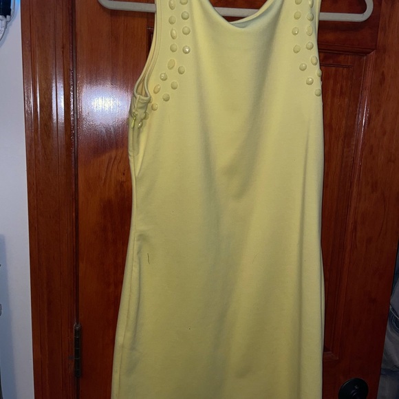 Sleeveless yellow midi dress with stone detail - Picture 4 of 5